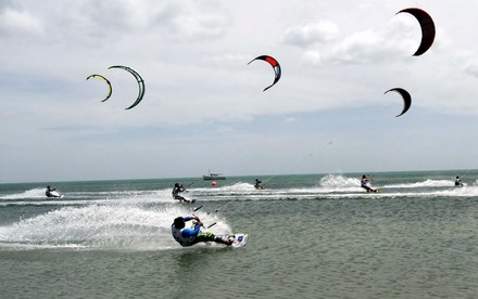 aprender kitesurf en el mar