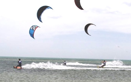 kiteboarding en agua plana